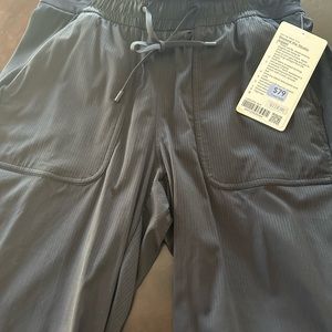 lululemon Beyond the Studio Jogger. Size 6